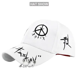 Détail de la casquette de baseball blanche style graffiti avec anneaux en argent