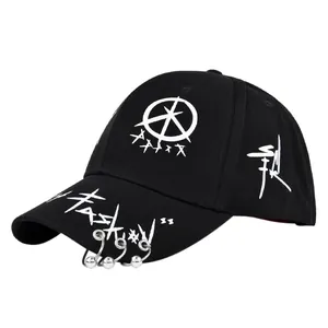 Casquette de baseball noire style urbain avec imprimé graffiti et anneaux en métal