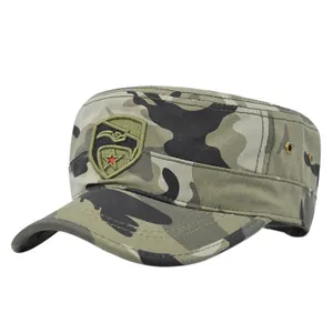 Detailaufnahme der Camouflage-Militärmütze mit 3D-Adler-Stickerei und Belüftungsöffnungen