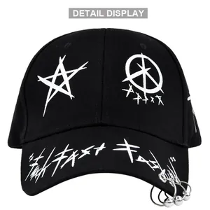 Gros plan de la casquette noire avec broderie graffiti et trois anneaux en métal argenté