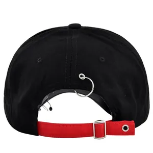 Vue détaillée de l'arrière d'une casquette noire avec anneau argenté et sangle rouge