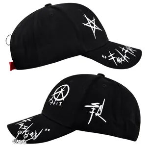 Détail d'une casquette punk noire avec anneaux métalliques et imprimé style graffiti