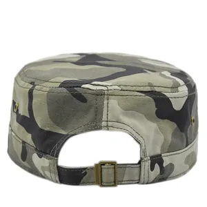 Rückansicht der Camouflage-Militärkappe mit verstellbarer Metallschnalle und feinen Nähten