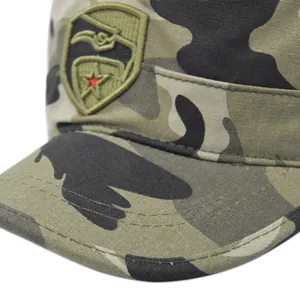Detailaufnahme der Camouflage Militärmütze mit hochwertiger Adler- und Sternstickerei