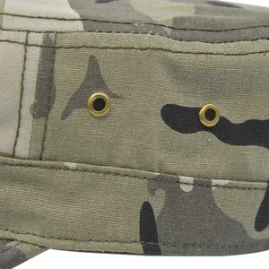 Detailansicht der Camouflage-Militärkappe mit Belüftungsösen und verstärkten Nähten im Fokus