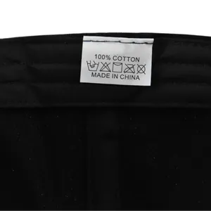 Détail de l'étiquette d'entretien 100% coton sur une casquette de baseball noire
