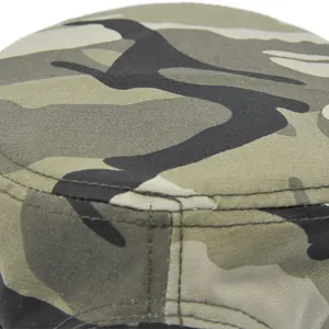 Nahaufnahme der verstärkten Doppelnaht an einer Camouflage-Militärmütze aus dickem Canvas-Stoff