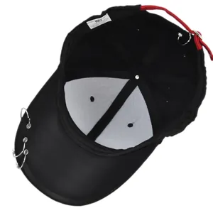 Détail de la casquette en coton avec anneaux métalliques et sangle réglable rouge