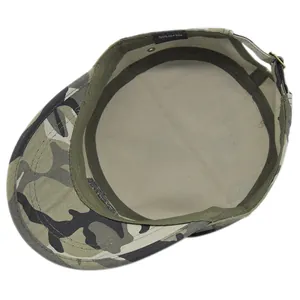 Detail des Innenfutters aus 100 % Baumwolle und des Riemens der Camo-Militärmütze