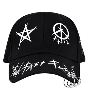 Casquette de baseball noire style urbain avec graffitis blancs et anneaux en métal