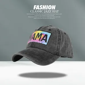 Gros plan du patch brodé MAMA sur le tissu en denim noir délavé de la casquette