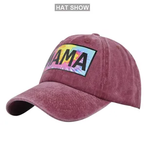 Détail de la casquette MAMA vintage bordeaux avec écusson tie-dye et broderie 3D