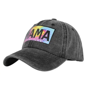 Détail de l'inscription MAMA sur patch tie-dye avec texture de casquette noire délavée