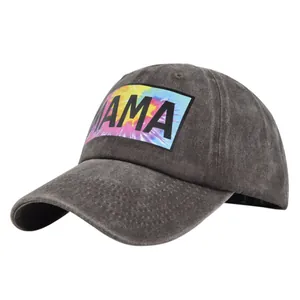 Détail de la casquette de baseball grise délavée avec écusson MAMA au motif tie-dye