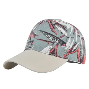 Detail van bloemen baseballpet met grijsgroene tropische print en beige katoenen rand