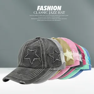 Pila di cappelli da baseball invecchiati con stelle ricamate in sette colori