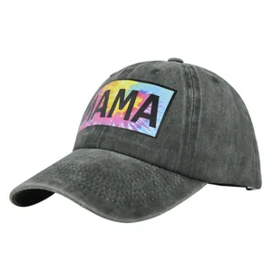 Détail de l'écusson MAMA avec motif arc-en-ciel tie-dye sur une casquette en jean gris