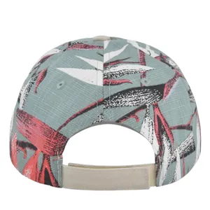 Detail van de baseballcap met tropisch bladpatroon en verstelbare klittenbandsluiting