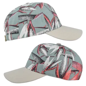 Detailweergave van katoenen honkbalpet met bloemenprint en effen beige klep van de pet