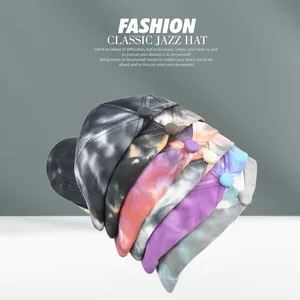 Détail de casquettes de baseball tie-dye multicolores empilées avec visières courbées