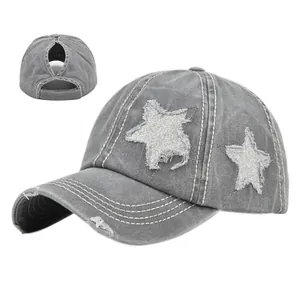 Dettaglio cappello grigio stile vintage con stelle glitterate e foro per coda di cavallo