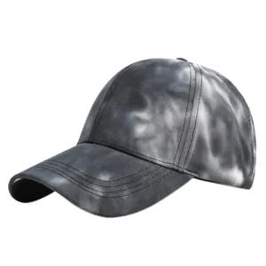 Vue détaillée d'une casquette tie-dye avec motifs tourbillonnants noirs et blancs sur toile