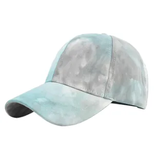 Gros plan détaillé d'une casquette tie-dye bleu et blanc avec texture artistique