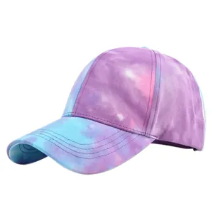 Détail d'une casquette de baseball tie-dye aux motifs violets et bleus sous un angle de 45°