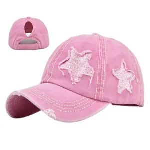 Dettaglio cappellino rosa invecchiato con stella glitterata e apertura per la coda di cavallo