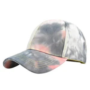 Vue détaillée de la casquette tie-dye avec coutures vert néon et textures de gris