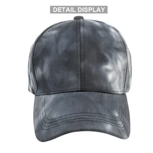 Détails d'une casquette tie-dye noir et gris avec coutures précises et œillets d'aération