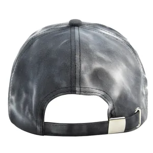 Vue détaillée de l'arrière de la casquette tie-dye avec boucle métallique réglable