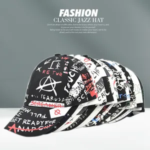 Detail von Baumwoll-Baseballkappen im Street-Graffiti-Stil mit Return- und Screamer-Prints
