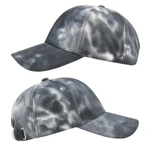 Détail d'une casquette tie-dye avec texture nuage grise et boucle de réglage en métal argenté