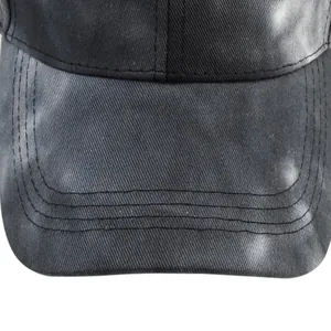 Détail d'une casquette tie-dye en coton sergé avec triple surpiqûre sur la visière
