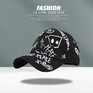 Vue détaillée de la casquette noire avec des motifs graffiti blancs et un style street hip-hop