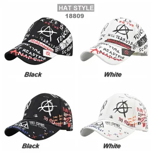 Graffiti-Baseball-Caps in Schwarz und Weiß mit Street-Art-Mustern und gebogenem Schirm