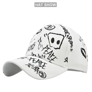 Détail de l'imprimé graffiti 3D et de la broderie PEACE sur une casquette de baseball blanche