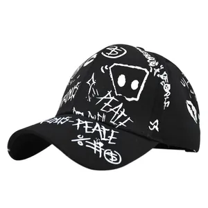 Casquette de baseball noire style urbain avec graffitis blancs et visière incurvée mode