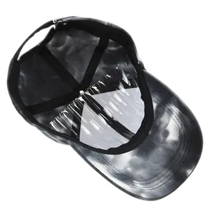 Vue détaillée de l'intérieur de la casquette tie-dye montrant coutures et boucle métal