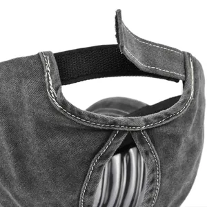 Dettaglio macro del retro del berretto grigio con foro per coda di cavallo e velcro