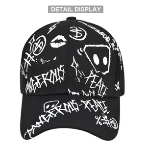 Vue détaillée de la casquette de baseball noire avec motifs graffiti et style urbain