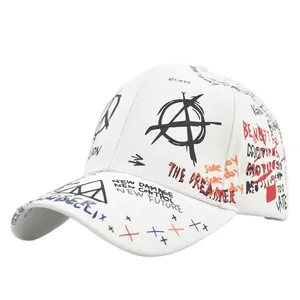 Detailaufnahme der weißen Graffiti-Basecap mit handgezeichneten Texten und Street-Art