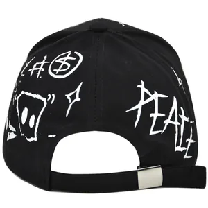 Vue détaillée de l'arrière d'une casquette noire avec motifs graffiti et boucle réglable