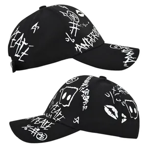 Détail d'une casquette de baseball noire style urbain avec imprimés graffiti blancs