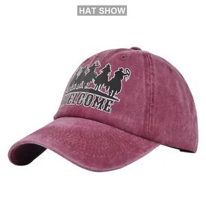 Vista detallada de la gorra de algodón lavado burdeos con bordado de silueta de vaquero