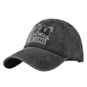 Detalle de la gorra de béisbol de mezclilla negra lavada con bordado de vaquero blanco