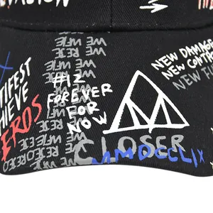 Detailansicht des Graffiti-Aufdrucks auf schwarzer Baumwollkappe mit bunten Texten