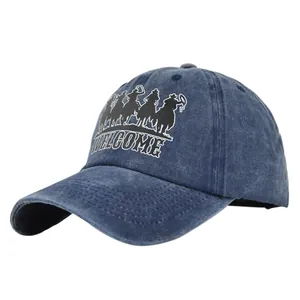 Detalle de gorra de béisbol de mezclilla azul vintage con bordado de silueta de jinete