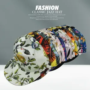 Sammlung von Hip-Hop-Snapback-Caps mit lebendigen tropischen Drucken und Satin-Finish